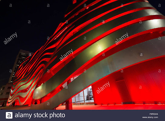 exterior-of-the-petersen-automotive-museum-on-museum-row-in-los-angeles-F8RGH4