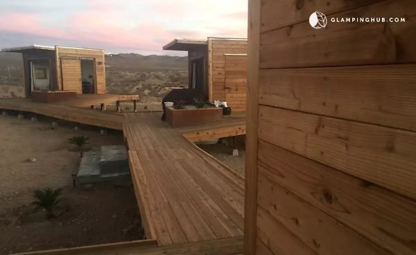 Group-of-Three-Tiny-Cabins-in-the-Mojave-Desert-0017-600x369