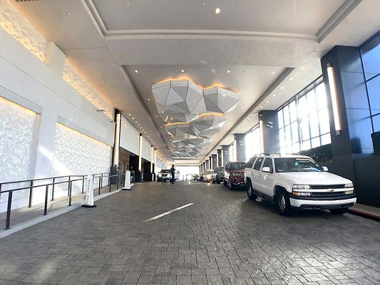Lobby-of-Hilton-Los-Angeles-Airport-1