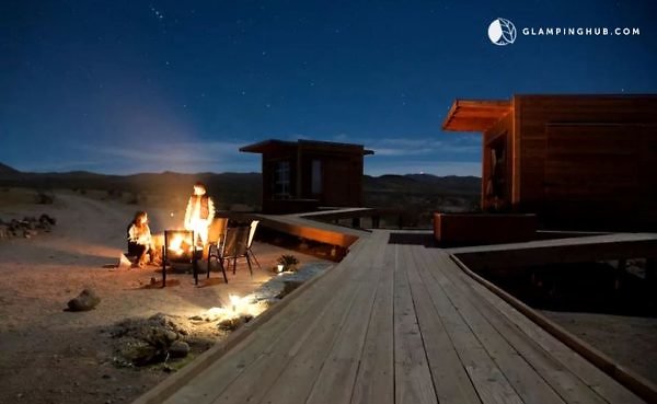 Group-of-Three-Tiny-Cabins-in-the-Mojave-Desert-0022-600x369