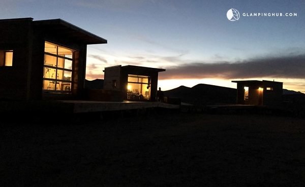 Group-of-Three-Tiny-Cabins-in-the-Mojave-Desert-0012-600x369