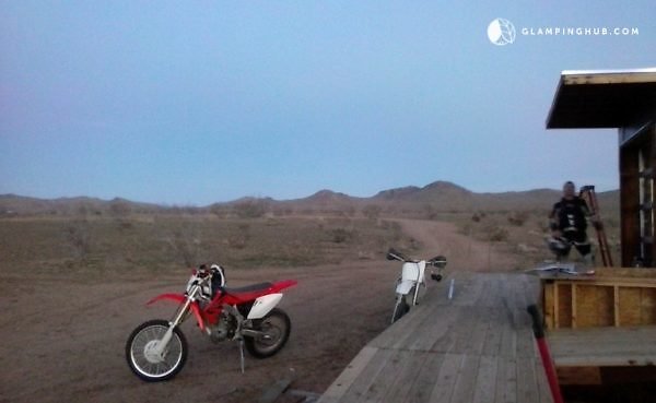 Group-of-Three-Tiny-Cabins-in-the-Mojave-Desert-0016-600x369