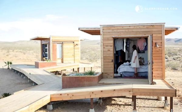 Group-of-Three-Tiny-Cabins-in-the-Mojave-Desert-001-600x369
