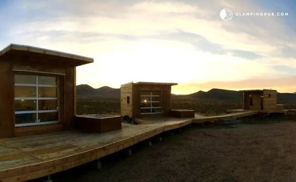 Group-of-Three-Tiny-Cabins-in-the-Mojave-Desert-008-600x369