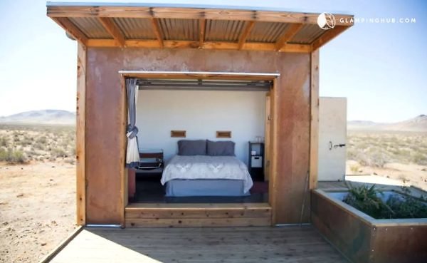 Group-of-Three-Tiny-Cabins-in-the-Mojave-Desert-004-600x369