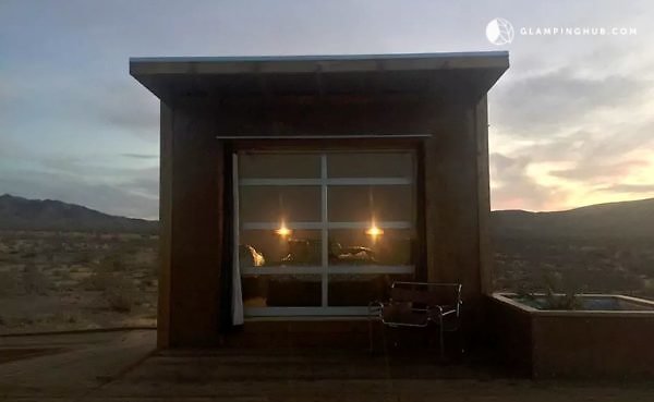 Group-of-Three-Tiny-Cabins-in-the-Mojave-Desert-0010-600x369