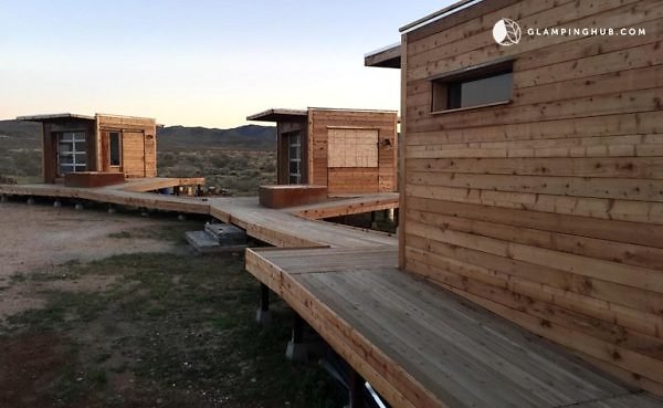 Group-of-Three-Tiny-Cabins-in-the-Mojave-Desert-003-600x369
