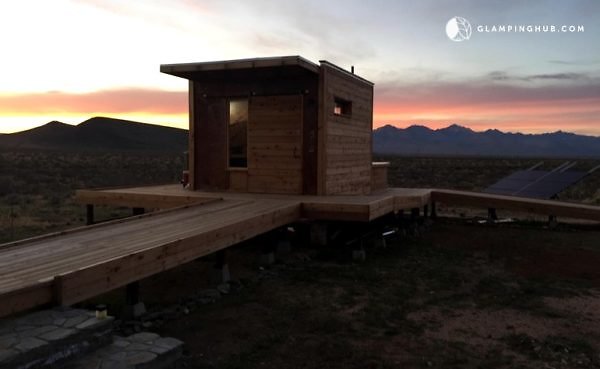 Group-of-Three-Tiny-Cabins-in-the-Mojave-Desert-0011-600x369