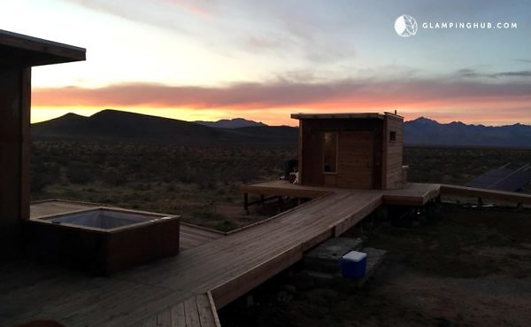 Group-of-Three-Tiny-Cabins-in-the-Mojave-Desert-0013-600x369