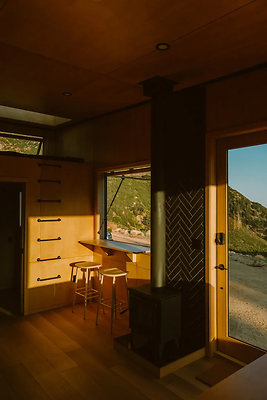 find-sanctuary-cabin-big-bear-california-interior-3