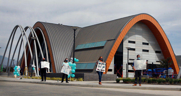 OCR-L-MAGNET-0814 011 x - Legacy Magnet Academy staff was curbside to welcome in  new students.   The event was held in Tustin on August 13, 2020. (Photos by Karen Tapia, Contributing Photographer)